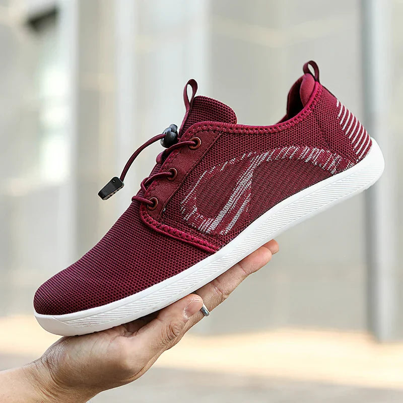 Modische Herren-Sneaker, grau-schwarz mit roten Details. Sportliche Alltagsschuhe für Männer, bieten Stil und Komfort.