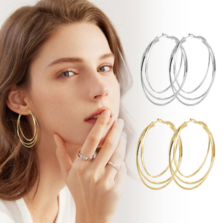 Dreifach Ring Hoop Ohrringe für Damen, mit schimmernden Funkelsteinen. In Gold oder Silber erhältlich. Stilvolles Detail.