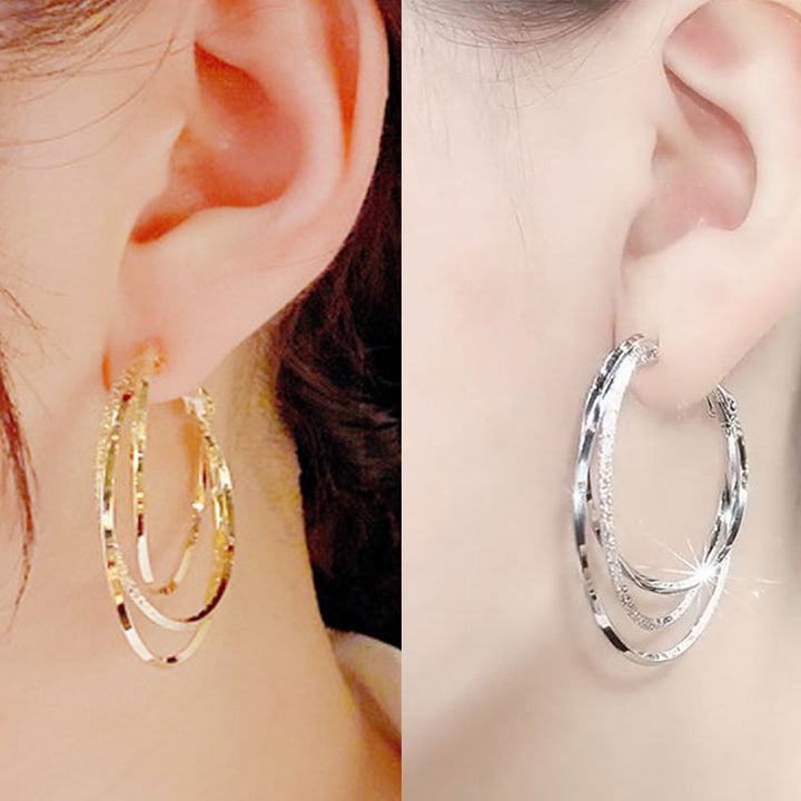 Hochwertige Legierung: Dreifach Hoop Ohrringe für Damen, verziert mit glitzernden Funkelsteinen. Exklusiver Schmuck.