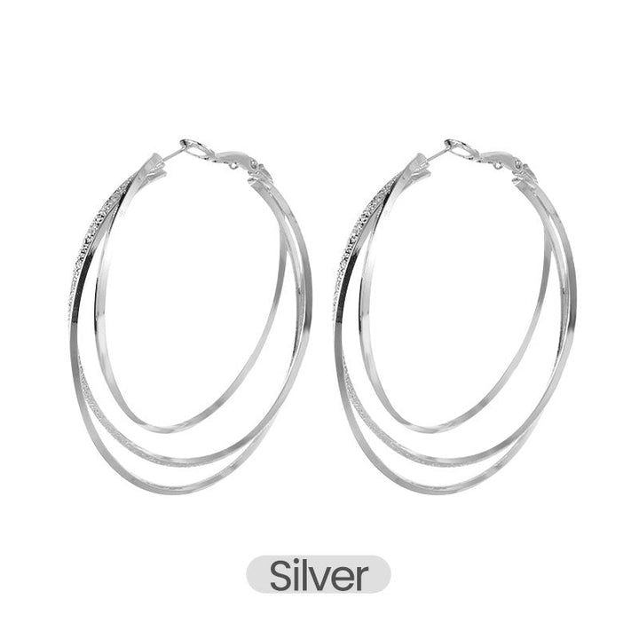 Damenohrringe: Dreifache Hoop Ohrringe mit Funkelsteinen. Edle Legierung mit glänzendem Finish. Modern und chic.