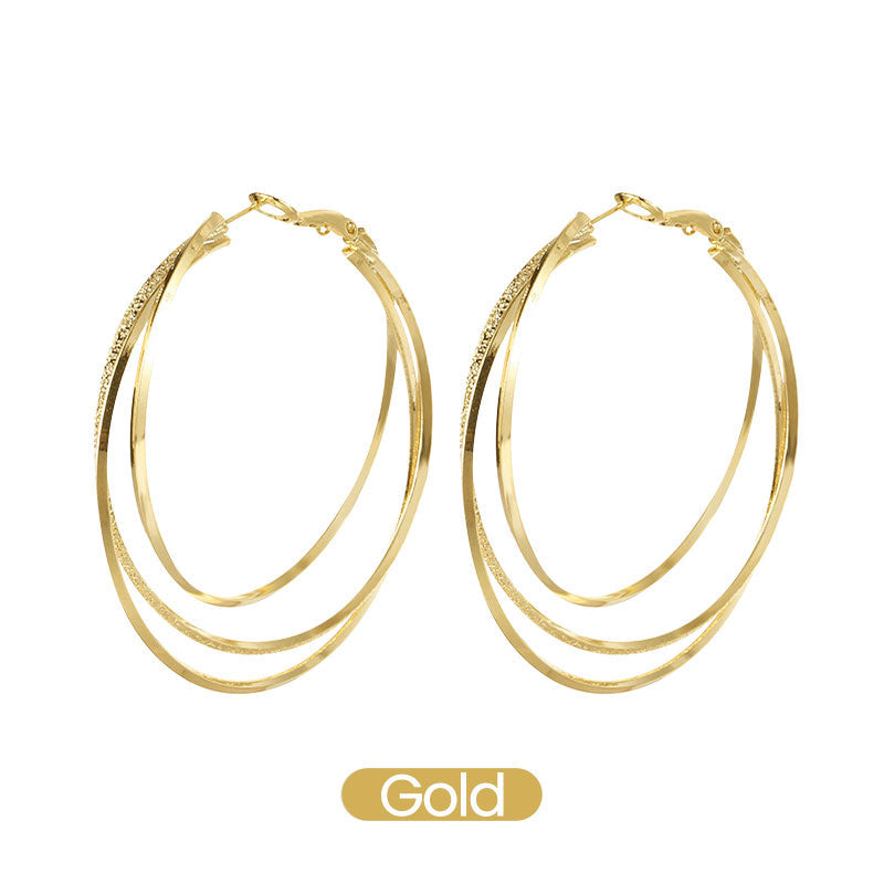 Moderner Dreifach Hoop Ohrring für Damen, besetzt mit funkelnden Steinen. Trendiger und zeitloser Eleganter Schmuck.