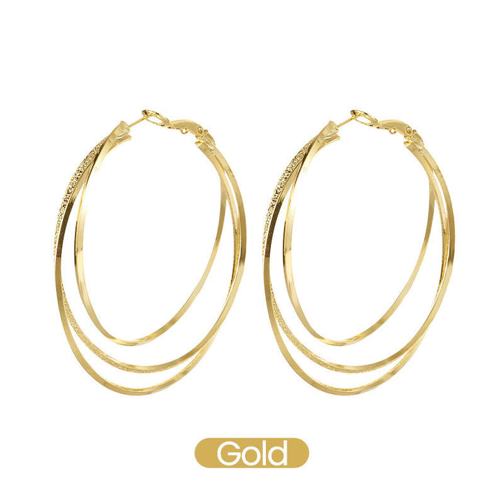 Moderner Dreifach Hoop Ohrring für Damen, besetzt mit funkelnden Steinen. Trendiger und zeitloser Eleganter Schmuck.