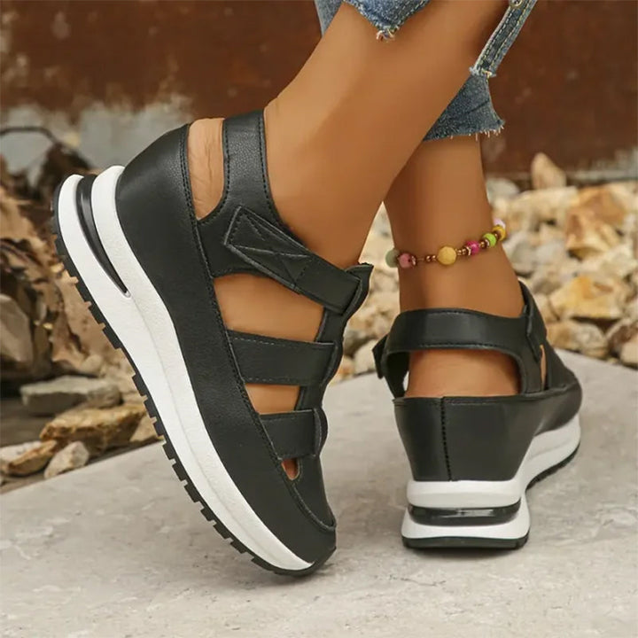 Stylische Damen Slip-On Sneakersandalen mit geschlossener Zehenkappe und bequemer Luftpolstersohle.