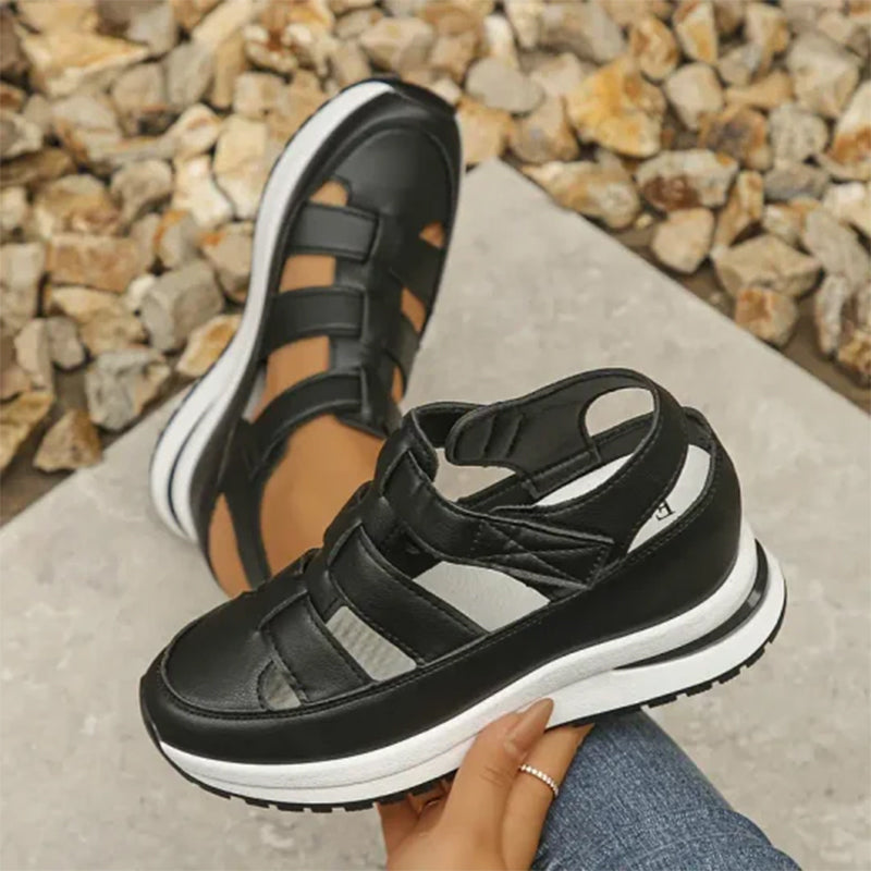 Rutschfeste Damen Sneakersandalen mit verstellbaren Riemen und geschlossenem Zeh für den Sommer.