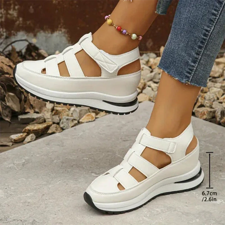 Moderne Damen Slip-On Sneakersandalen, geschlossener Zeh, Luftkissensohle und verstellbare Passform.