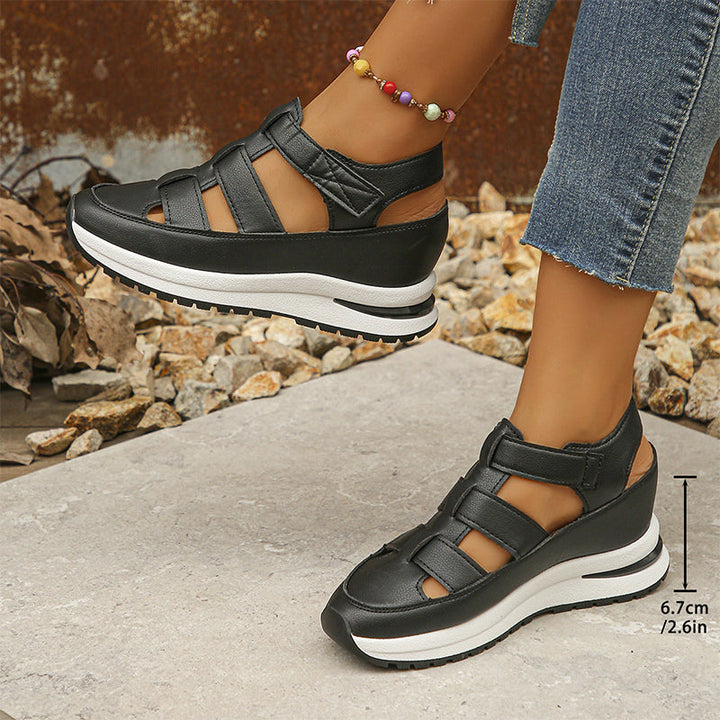Robuste Damen Sneakersandalen mit rutschfester Sohle und geschlossenem Zeh für Sommeraktivitäten.