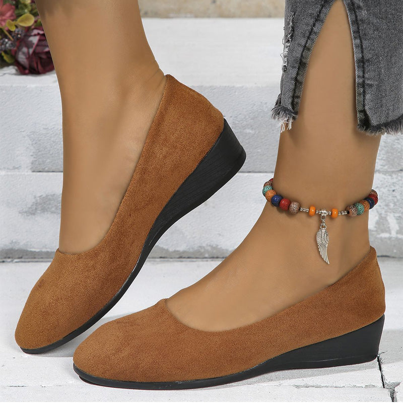 Komfortable Damen Keilschuhe mit niedrigem Absatz am Fuß; elegante Alltagsschuhe für stilbewusste Frauen.