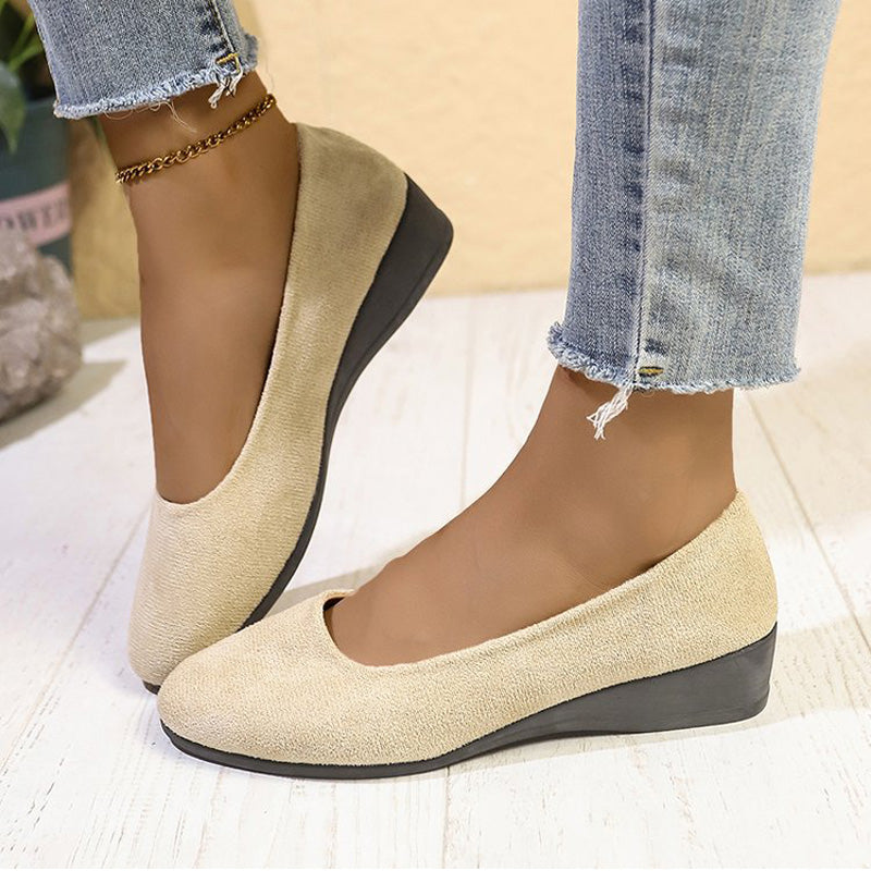 Stylische Damen Keilschuhe: Niedriger Keilabsatz für Komfort und Eleganz, perfekte Freizeitschuhe.