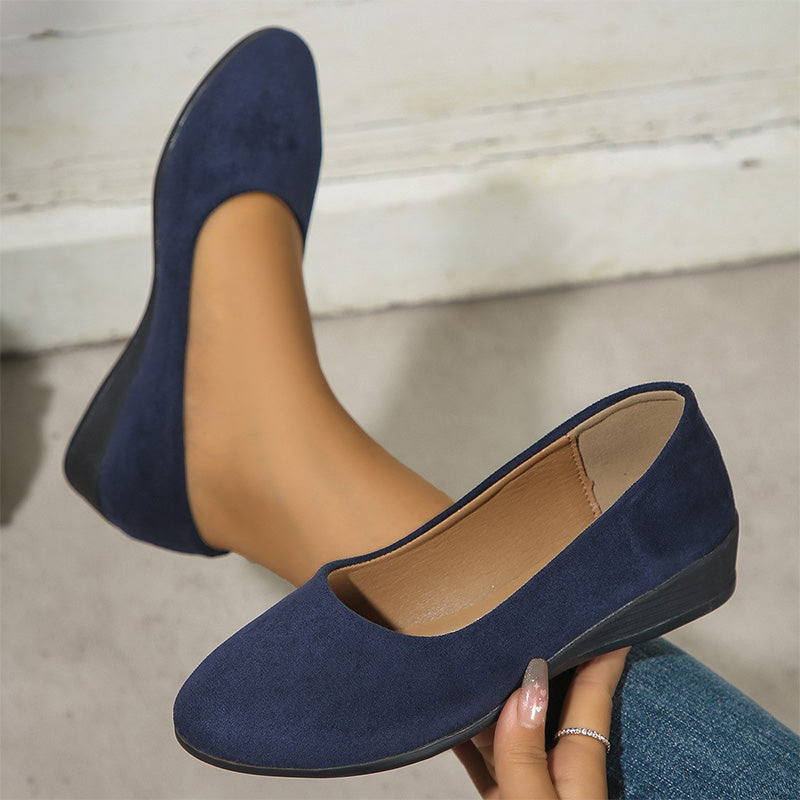 Damen Keilschuhe mit bequemem, niedrigem Keilabsatz. Stilvolle Alltagsschuhe für entspannte Eleganz.