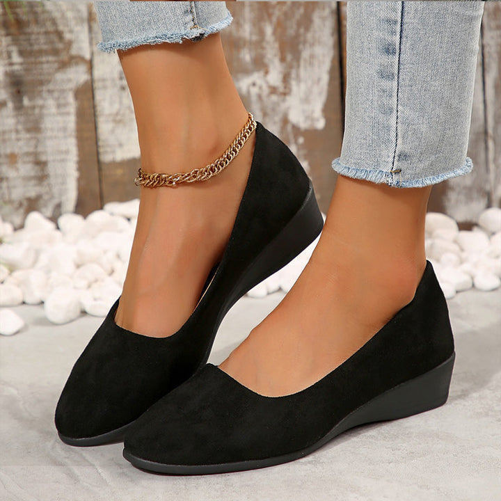 Rutschfeste Sohle der bequemen Damen Keilschuhe mit niedrigem Absatz, ideal für Komfort und Sicherheit.