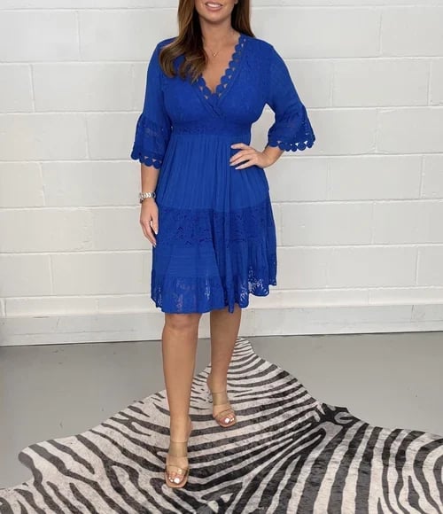 Stilvolles Damen Spitzenkleid mit V-Ausschnitt. Perfekt für Hochzeiten, Gartenpartys und sommerliche Anlässe.