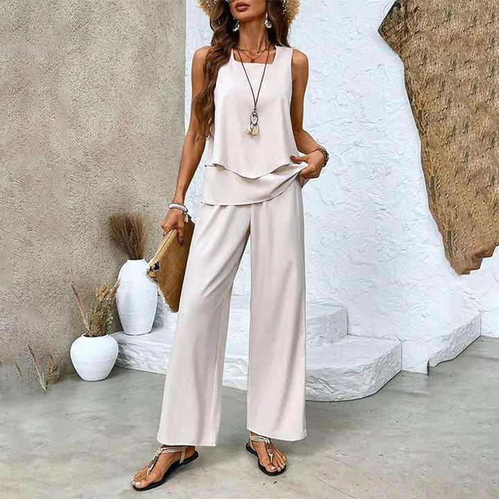 Model trägt Damen Sommer Zweiteiler: Ärmelloses Top & Weitbein-Hose mit modischem Blätterprint. Bequem.