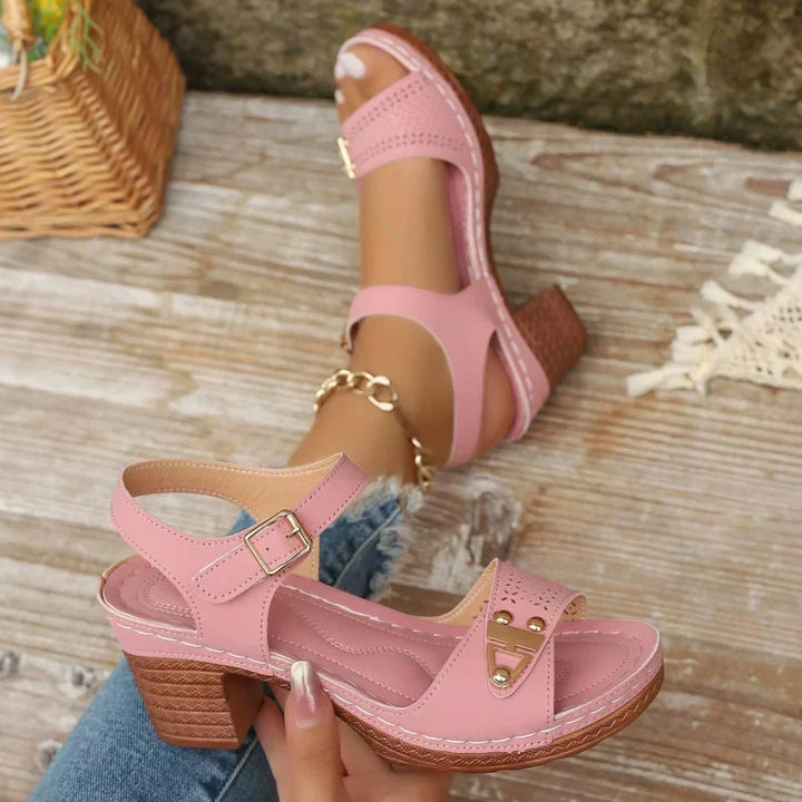 Verstellbare Damen Riemchensandalen mit Blockabsatz, bequem und perfekt anpassbar.
