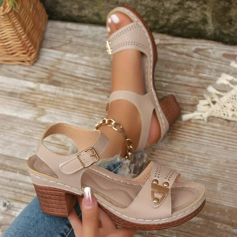 Modische Damen Riemchensandalen mit Blockabsatz, elegant für sommerliche Anlässe.