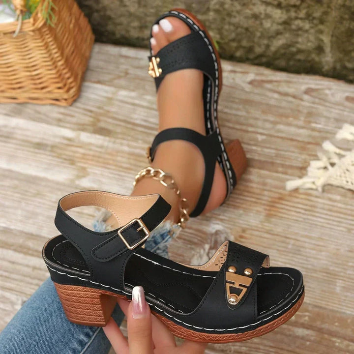 Bequeme Damen Riemchensandalen mit Blockabsatz, stylisch und perfekt für lange Sommertage.