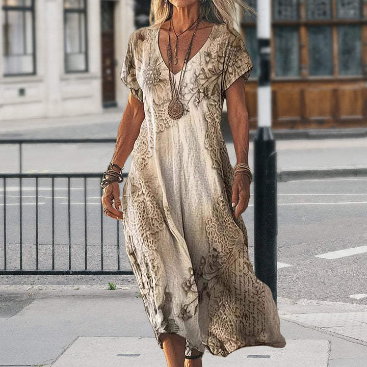 Nahaufnahme des sommerlichen Prints auf dem Damen Maxikleid mit V-Ausschnitt und kurzen Ärmeln.