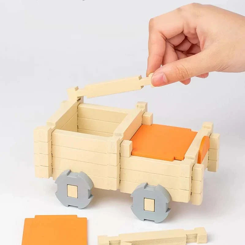 Kind spielt mit farbenfrohen Montessori Holz-Bausteinen, stapelt & baut Türme. Ideales Lernspielzeug zur Frühförderung.