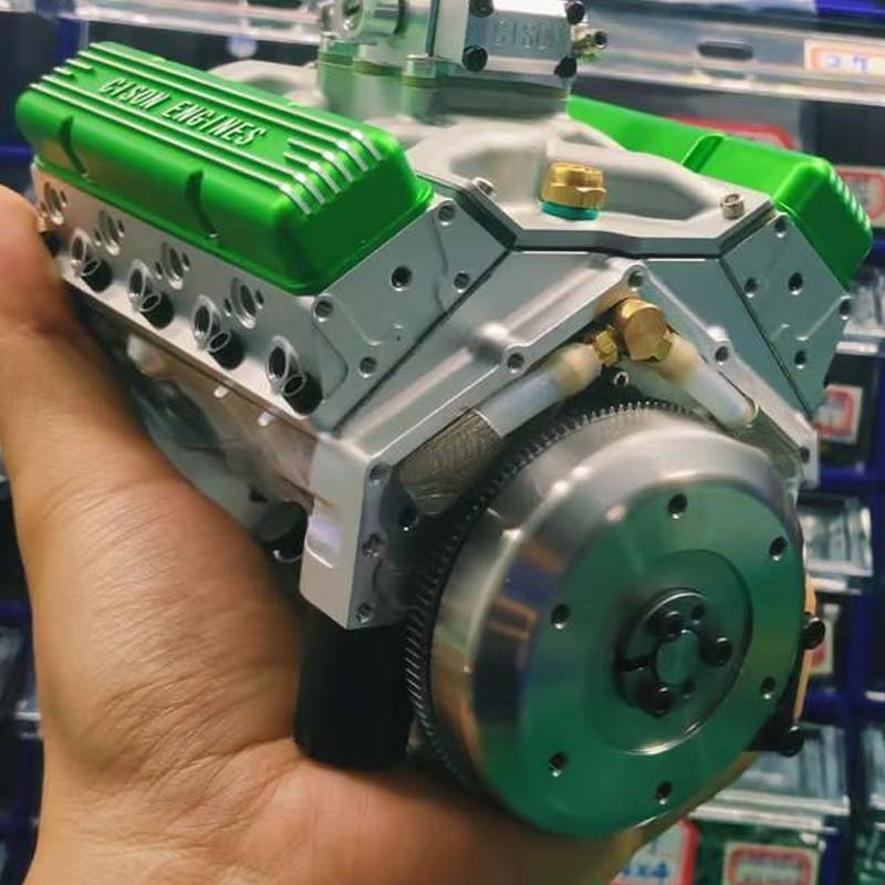 Detailansicht des CISON Mini-V8 Benzinmotor Modellbausatzes, ideal für RC-Modelle und Sammler.
