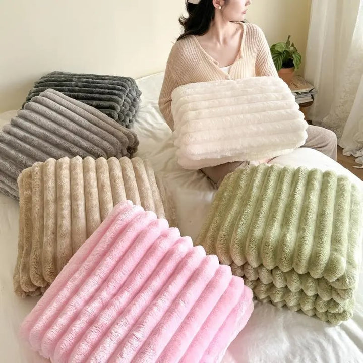 Praktische Sofadecke in Grau; ultraweiche Plüschdecke, auch als Bettüberwurf oder Kuscheldecke nutzbar.