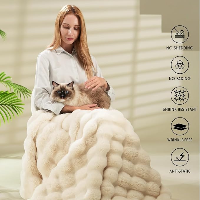 Elegante Wohndecke in Taupe; weiche Kuscheldecke aus Plüsch, perfekt als stilvoller Akzent.