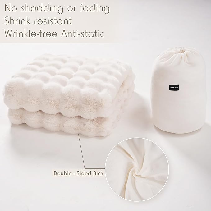 Weiche Plüschdecke in Türkis; warme Wohndecke, perfekt für eine gemütliche Atmosphäre im Wohnzimmer.