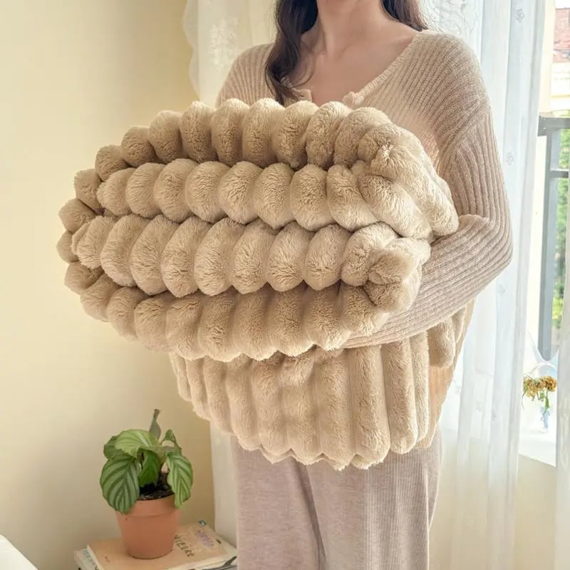Gemütliche Wohndecke in Pastellrosa; ultraweiche Kuscheldecke aus Plüsch für Ihr Zuhause.