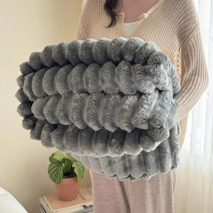 Warme Kuscheldecke in Cremeweiß; dekorativer Bettüberwurf & weiche Sofadecke aus Plüsch.