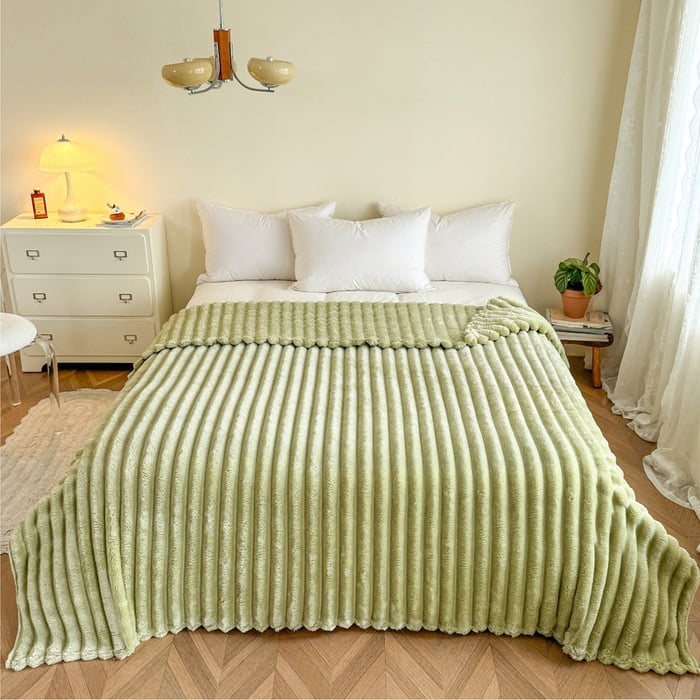 Sanfte Wohndecke in Ocker; ultraweiche Plüschdecke, als dekorativer Überwurf für Sofa und Bett.