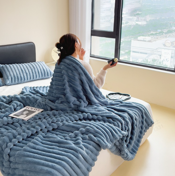 Stylische Plüschdecke in Dunkelgrün; ultraweich, als Wohndecke für Wohnzimmer oder Schlafzimmer.