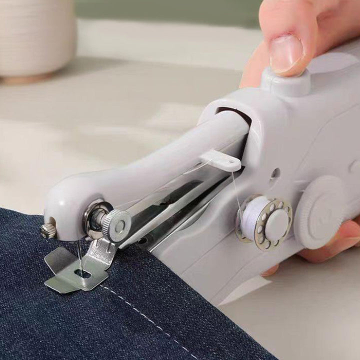 Handliche elektrische Nähmaschine mit Mehrfachgeschwindigkeit. Zum Nähen, Flicken & für kreative Stoffarbeiten.