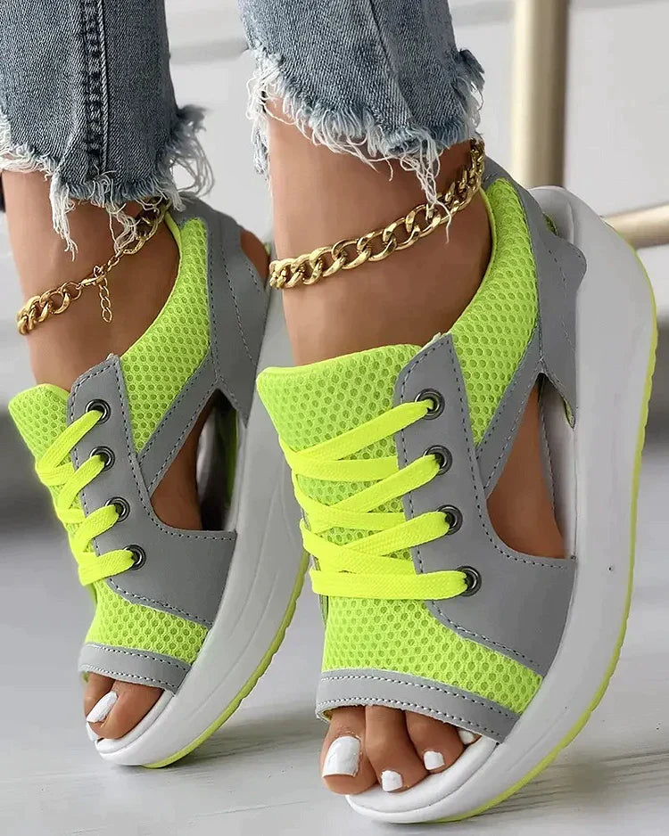 Flache orthopädische Damen Sandalen mit Schnürung, rutschfest und komfortabel für den Sommer.