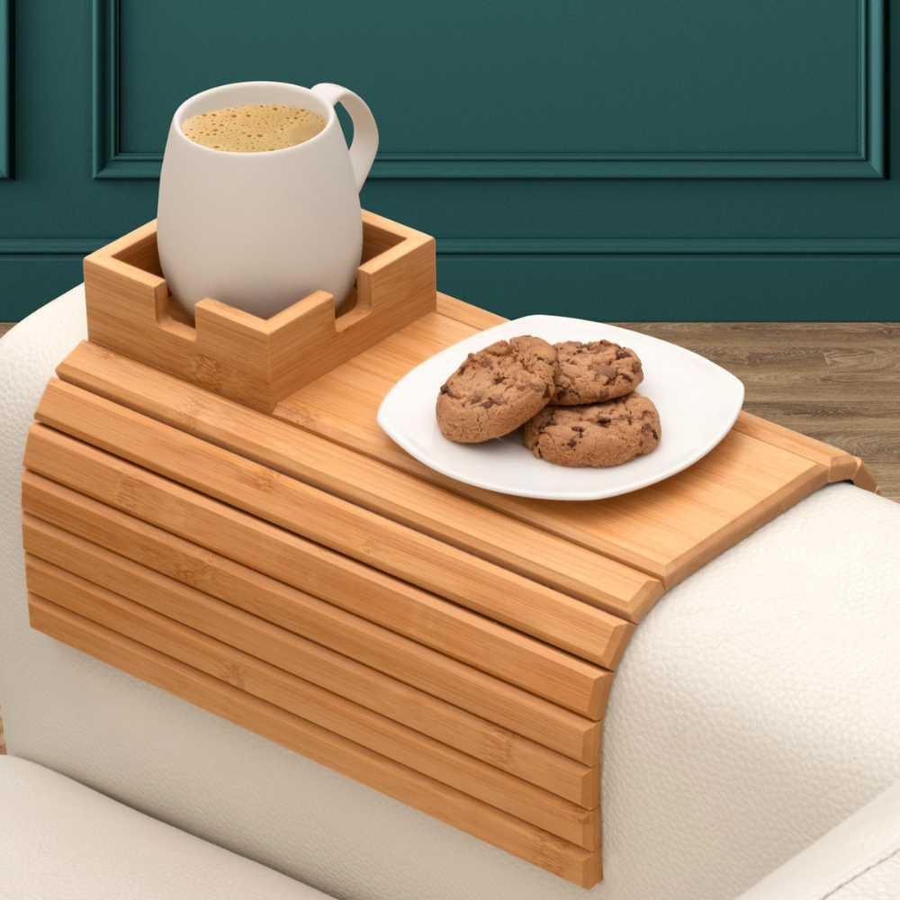 Stabile Sofa Armlehnenablage aus Holz mit integriertem Getränkehalter. Rutschfeste Ablage für Snacks und Fernbedienung.