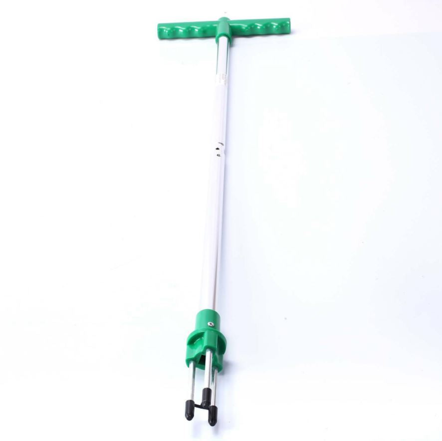 Moderner Unkrautstecher, stehend. Perfektes Gartenwerkzeug für komfortable und schnelle Unkrautentfernung.