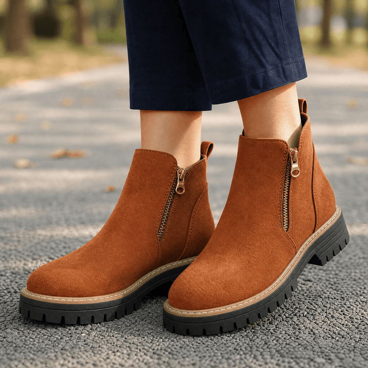 Komfortable Damen Chelsea-Stiefeletten. Geräumige, breite Zehenbox & seitlicher Reißverschluss für optimalen Tragekomfort.