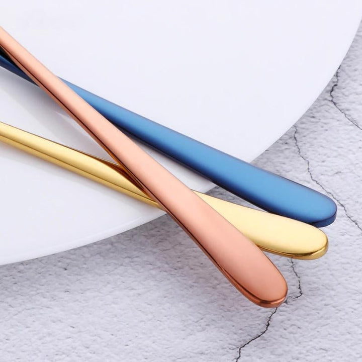 Design-Gabel aus buntem Edelstahl, elegantes Geschirr, das jedem Esstisch Stil verleiht.