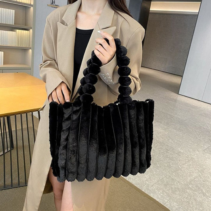 Trendige Chunky Schultertasche Evi für Damen, das perfekte stilvolle Statement-Accessoire für Damenmode.