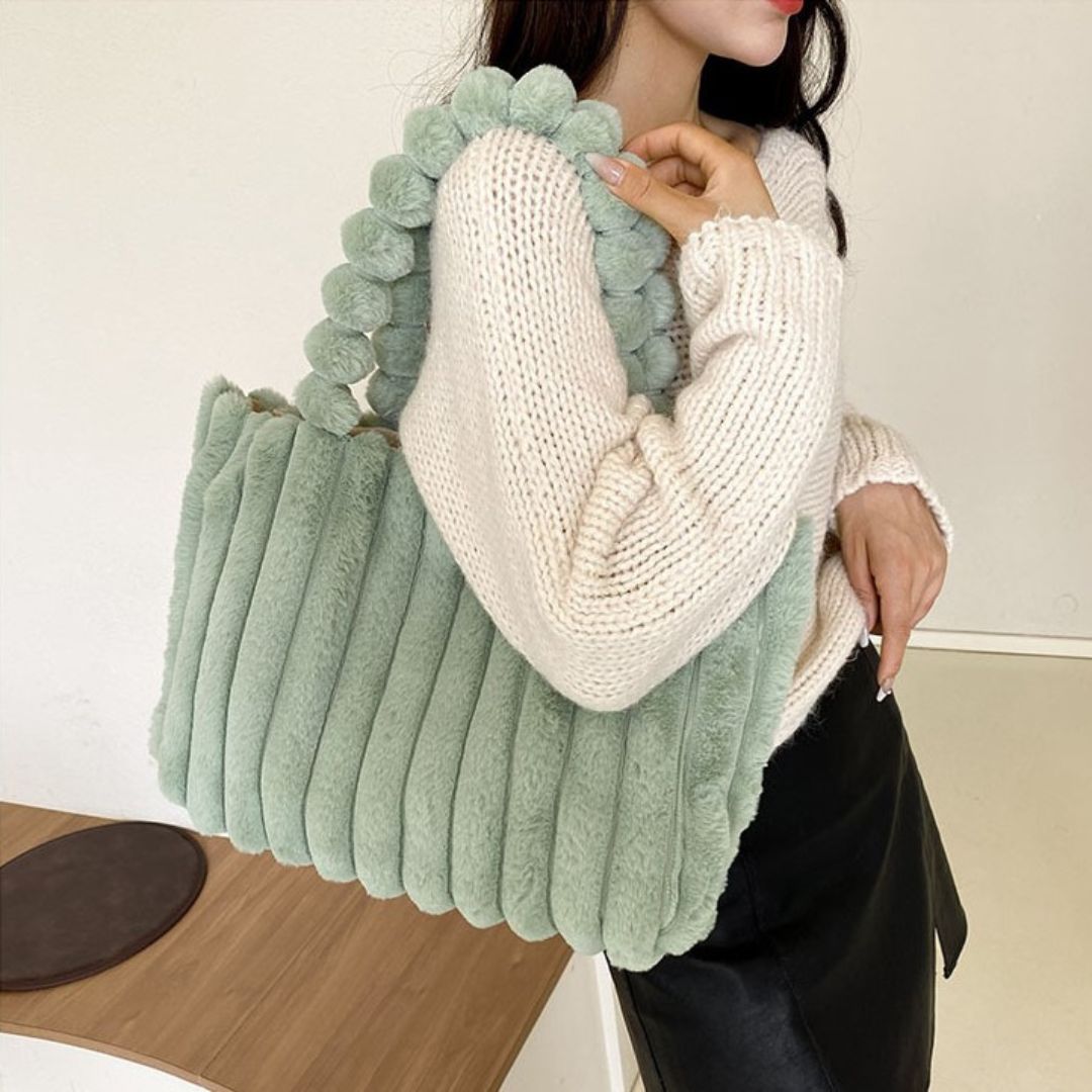 Einzigartige Chunky Damen Schultertasche Evi, ein stilvolles Accessoire, das jedes Outfit in der Damenmode aufwertet.