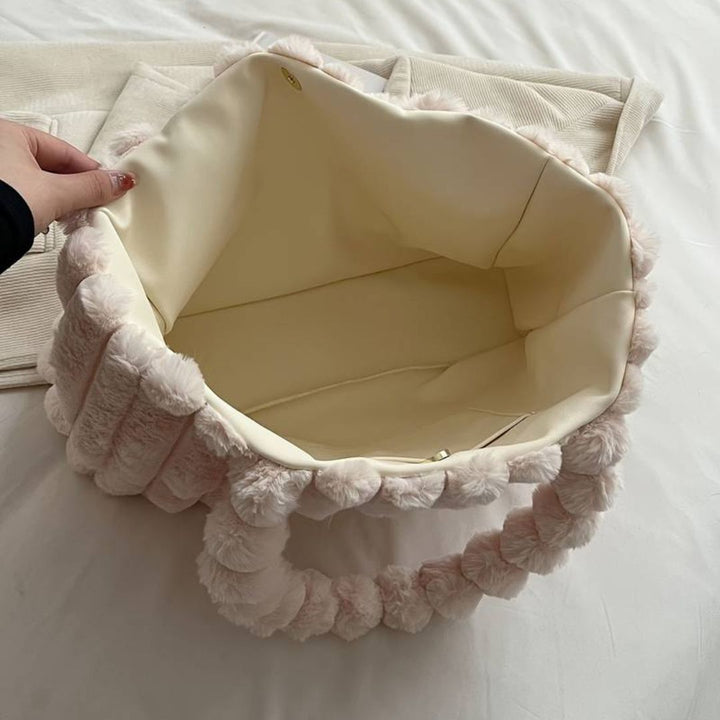 Alltagstaugliche Damen Schultertasche Evi, geräumig und modisch, perfekt als stilvolle Handtasche unterwegs.