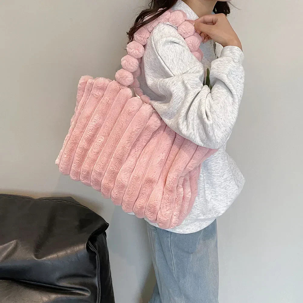 Robuste Polyester Schultertasche Evi für Damen, chunky Stil, ideal als stilvolle Alltagstasche und modisches Accessoire.