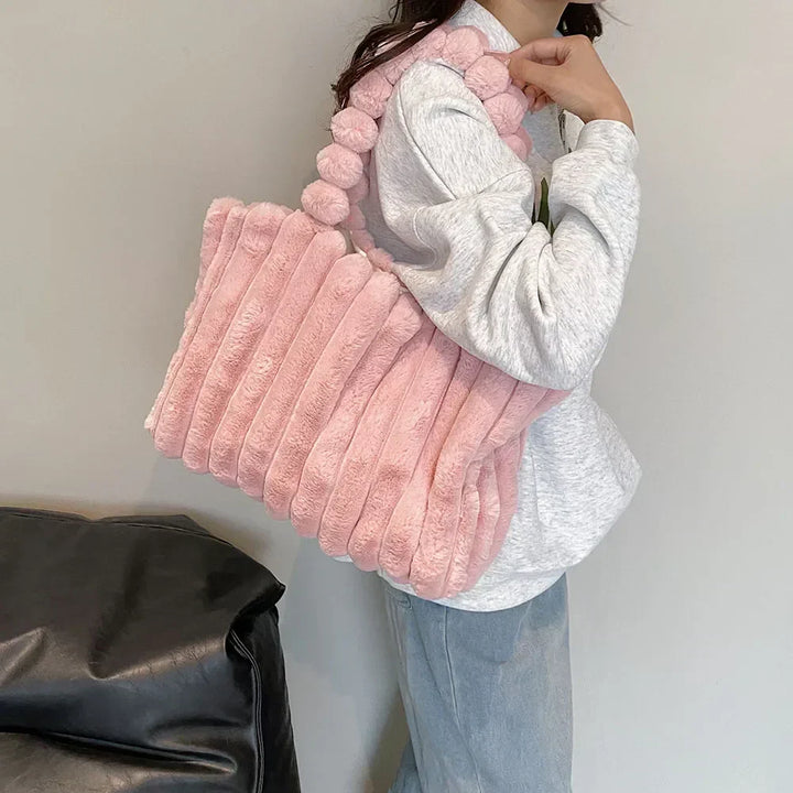 Robuste Polyester Schultertasche Evi für Damen, chunky Stil, ideal als stilvolle Alltagstasche und modisches Accessoire.