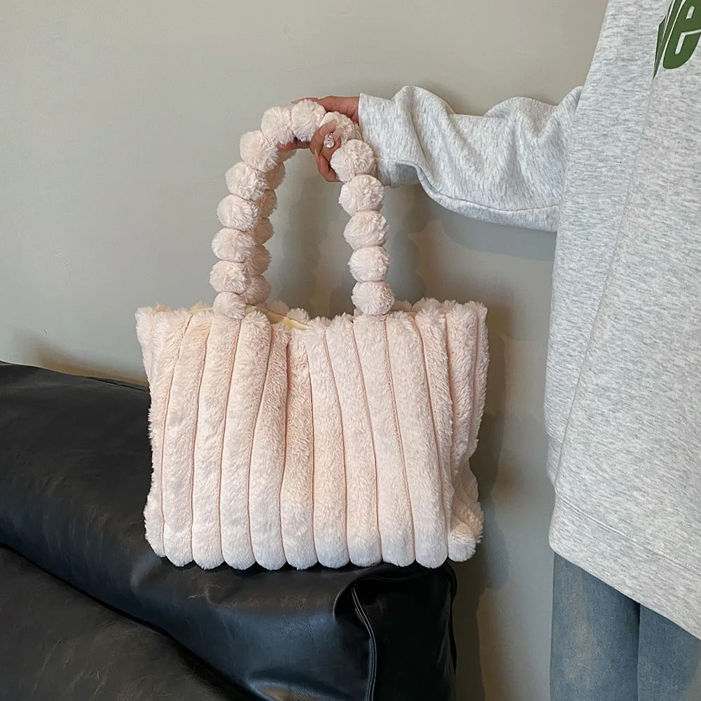 Modische Damen Schultertasche Evi, chunky Design mit viel Stauraum, ein stilvolles Accessoire für die Damenmode.