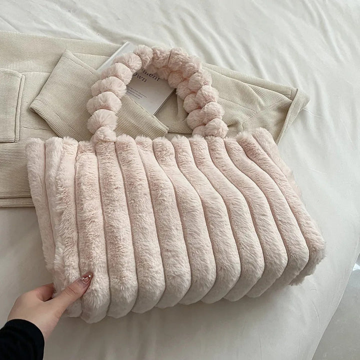 Bequeme Chunky Damentasche Evi, stilvolles Accessoire für den täglichen Gebrauch, modisch und funktional.