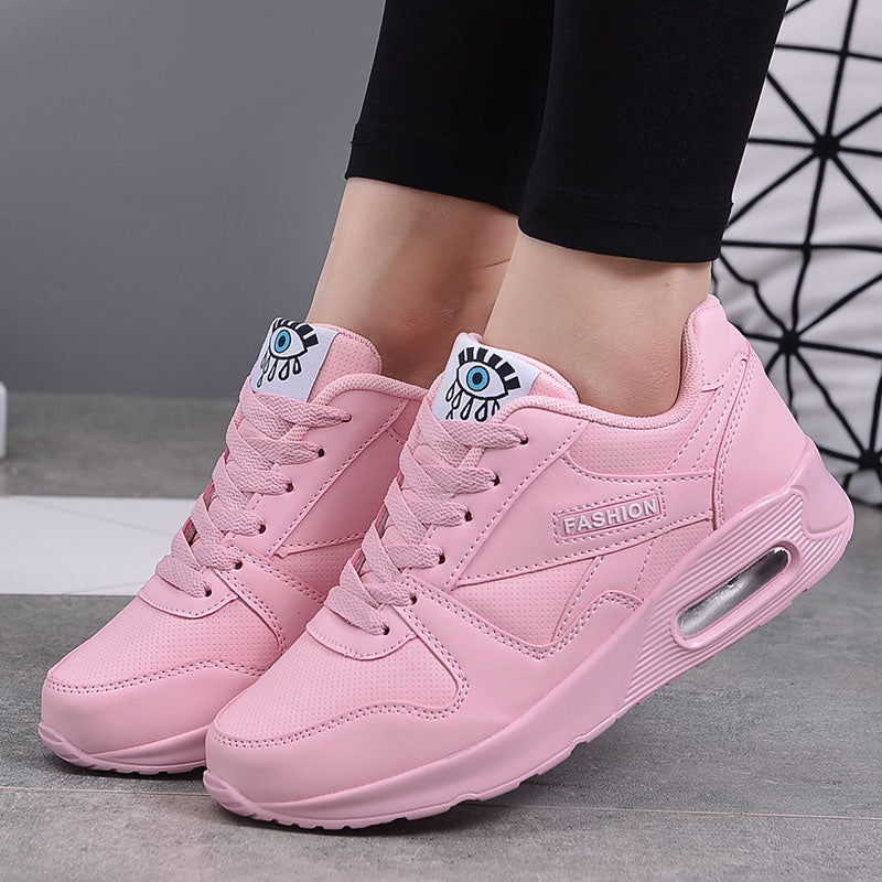 Nahaufnahme der strukturierten Oberfläche der veganen Leder Damen Plateau Sneakers Valencia. Hochwertige Alltagsschuhe.