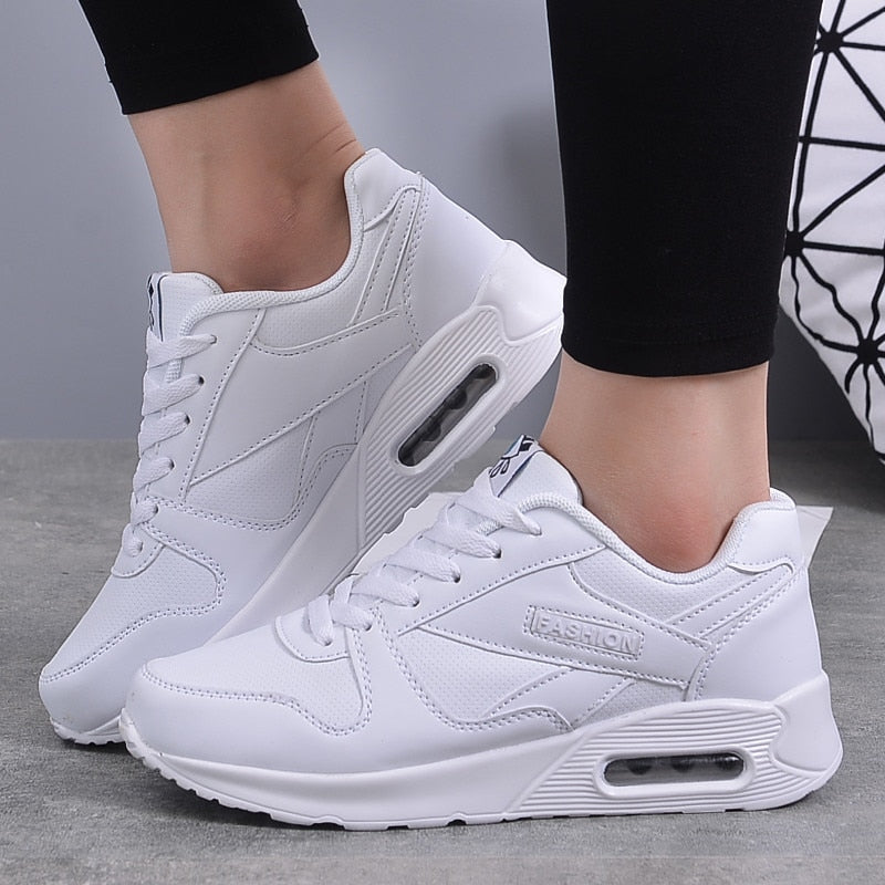 Rückenansicht der stilvollen Damen Plateau Sneakers Valencia. Vegane Leder Damenschuhe für modische Freizeitlooks.