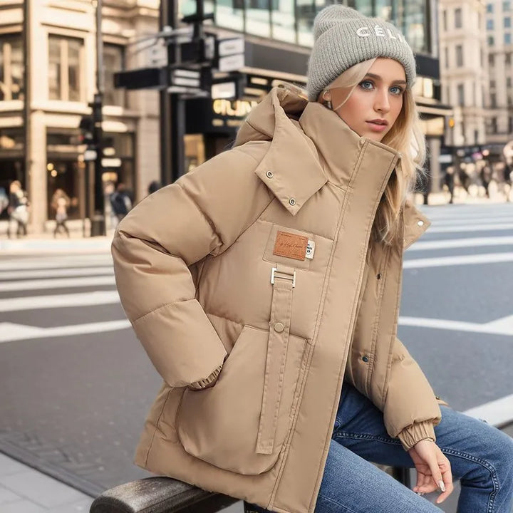 Stilvolle Damen Winterjacke Mariette in Schwarz, warm und elegant für kalte Wintertage. Perfekter Wetterschutz.