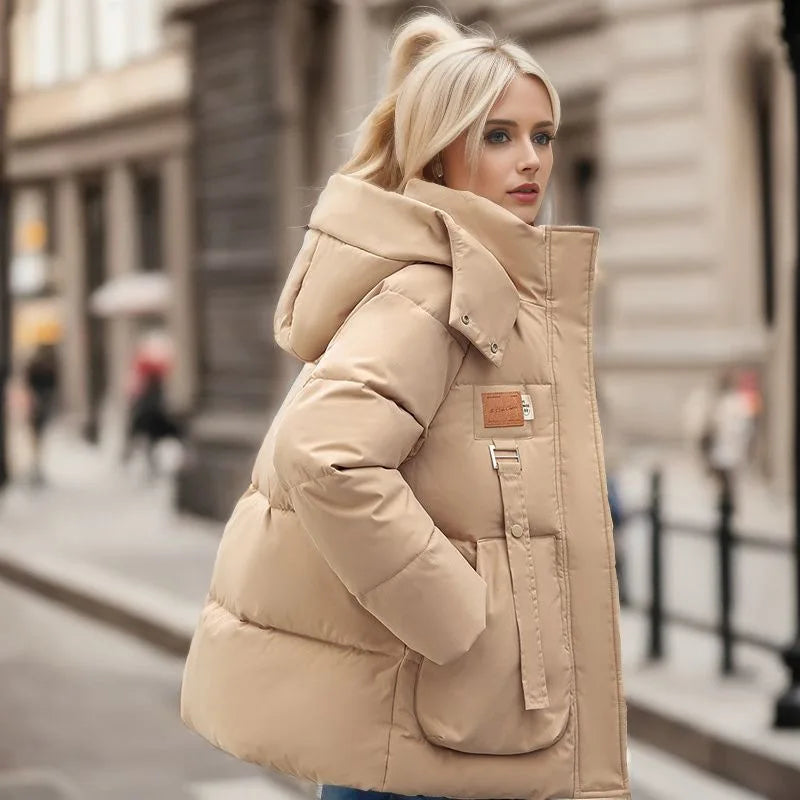 Warme Damen Outdoorjacke Mariette, winddicht & wetterfest. Ideal für Spaziergänge im Schnee und Alltag im Winter.