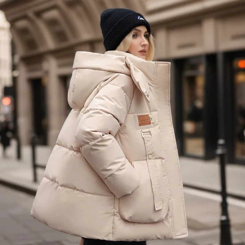 Elegante Damen Winterjacke Mariette mit Kapuze, bietet optimalen Kälteschutz und zeitlosen Stil für den Winter.
