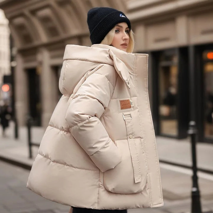 Elegante Damen Winterjacke Mariette mit Kapuze, bietet optimalen Kälteschutz und zeitlosen Stil für den Winter.