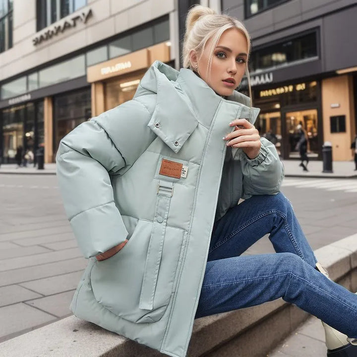Komfortable Damen Winterjacke Mariette in Grau, atmungsaktiv und warm, ideal für winterliche Aktivitäten.