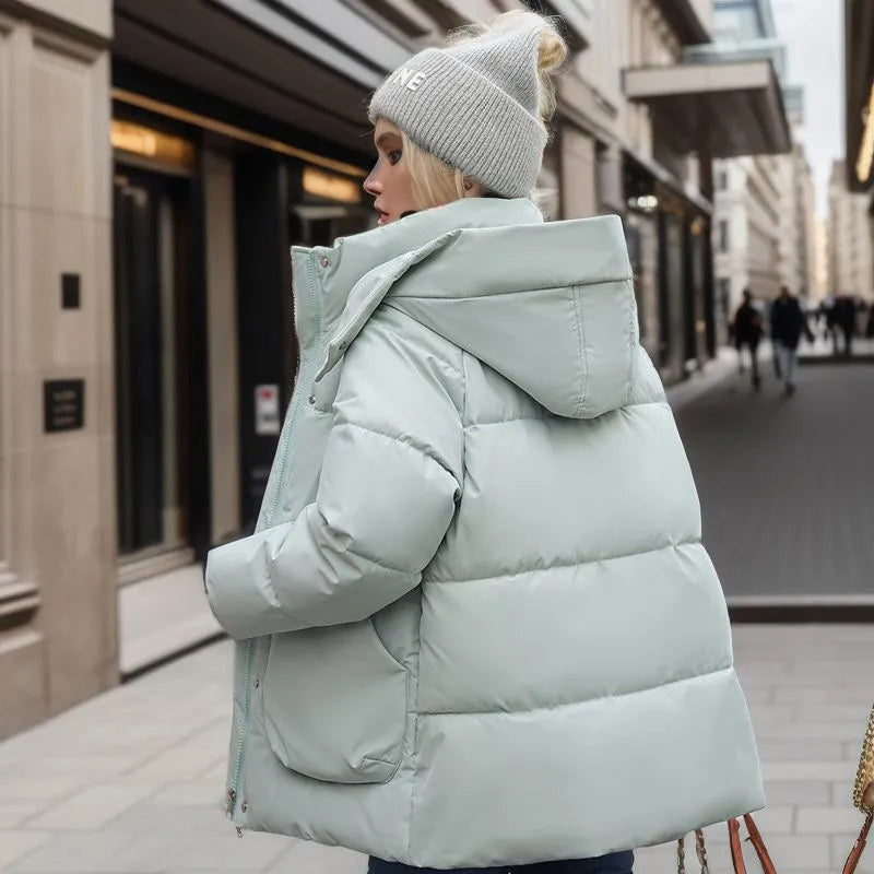 Damen Winterparka Mariette, stilvoll und funktional. Perfekt für urbanen Alltag und Outdoor-Abenteuer im Winter.